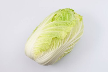 Beyaz arka planda izole edilmiş Çin lahanası