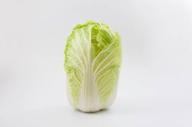 Beyaz arka planda izole edilmiş Çin lahanası