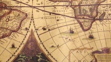 Harita işaretleri ve yönleri olan eski bir vintage haritayı kapat