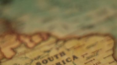 Harita işaretleri ve yönleri olan eski bir vintage haritayı kapat