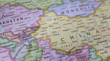 Bir dünya haritasının incelenmesi ve çeşitli ülke ve kıtalara bakılması 