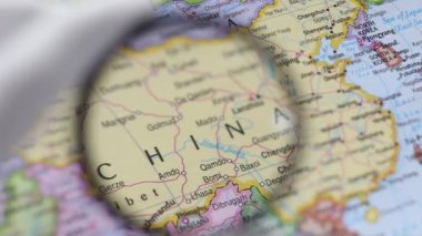 Bir dünya haritasının incelenmesi ve çeşitli ülke ve kıtalara bakılması 