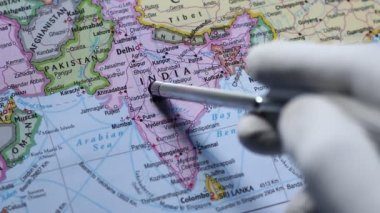 Bir dünya haritasının incelenmesi ve çeşitli ülke ve kıtalara bakılması 