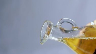 Birisinin eski bir cam şişeden yağ döktüğüne yakından bakın. 