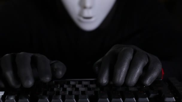 Personaje Enmascarado Hacker Escribir Teclado Computadora Usando Guantes — Vídeos de Stock