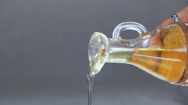 ヴィンテージのガラス瓶から油を注ぐ誰かの閉じる — ストック動画