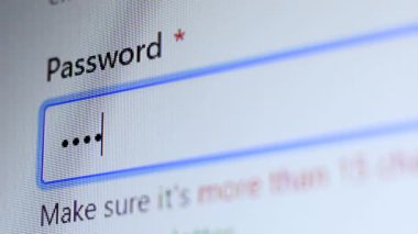 Bilgisayar ekranına parola penceresi giriliyor