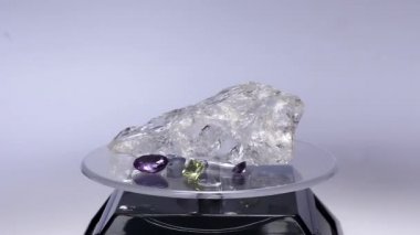 Kaba değerli bir kuvars mineralini kapat 