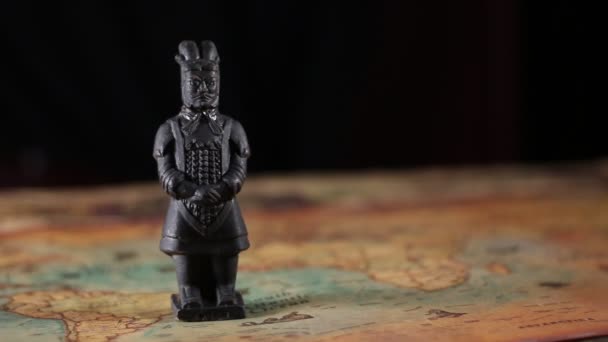 非常に古い世界地図上の兵馬俑像の閉鎖 — ストック動画