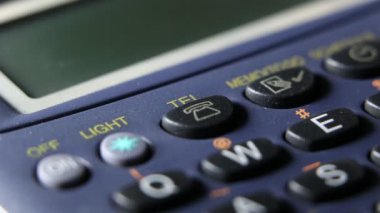 Birisi tuşlara yavaşça bassın. 