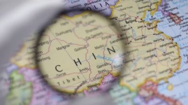 Bir dünya haritasının incelenmesi ve çeşitli ülke ve kıtalara bakılması 