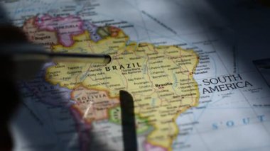 Bir dünya haritasının incelenmesi ve çeşitli ülke ve kıtalara bakılması 