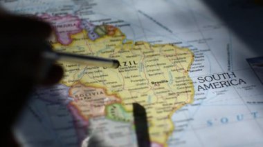 Bir dünya haritasının incelenmesi ve çeşitli ülke ve kıtalara bakılması 