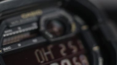Çalışan zamanlayıcısı ve kronometresi olan sert bir spor saati LCD görüntüsü 