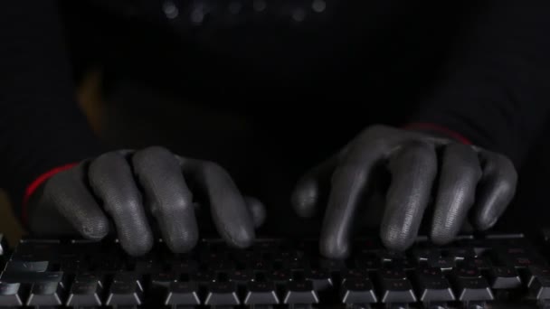 Maskierte Hacker Tippen Mit Handschuhen Auf Computertastatur — Stockvideo