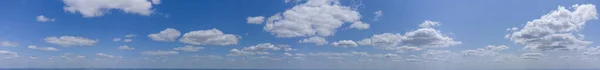 Панорама Блакитного Неба Білими Хмарами — стокове фото