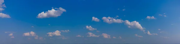 Panorama Van Blauwe Lucht Met Witte Wolken — Stockfoto