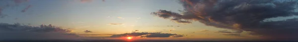 Pôr Sol Vermelho Panorama Céu Vermelho Com Nuvens — Fotografia de Stock