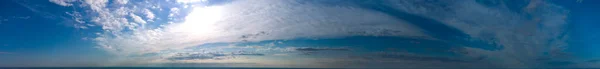 Panorama Céu Azul Com Nuvens Brancas — Fotografia de Stock