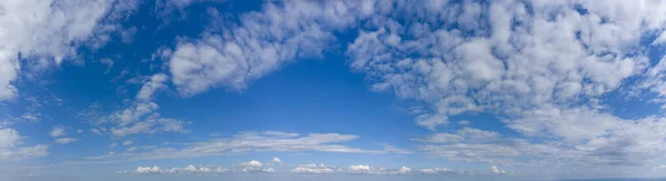 Panorama Com Nuvens Brancas Fofas — Fotografia de Stock