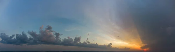 Aussicht Auf Himmel Und Sonnenuntergang Mit Grauen Wolken — Stockfoto