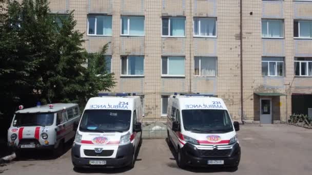 Kyiv. Ukraine. 10.07.2021. two ambulances near the house — Video