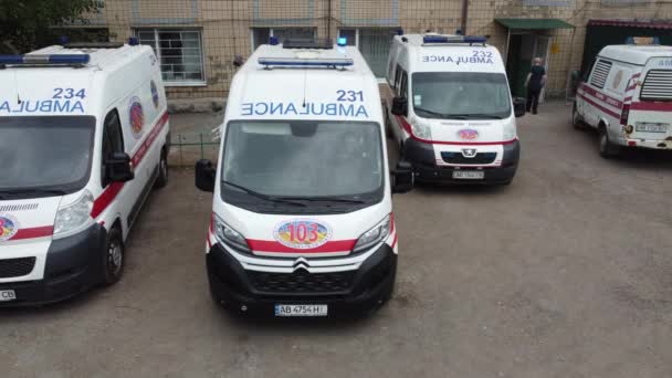 Kyiv. Ukraine.02.07.2021. Ambulance with flashing lights on — Video