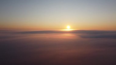 Bulutların üzerinde gün doğumu. Turuncu gökyüzü. Video 4k.