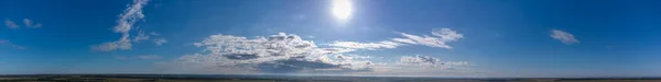 Panorama do céu. Nuvens fofas com o sol. — Fotografia de Stock