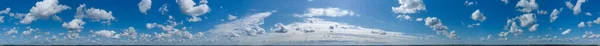 푸른 하늘 배경에 하얀 솜털 구름이 떠 있습니다. 하늘의 파노라마 — 스톡 사진