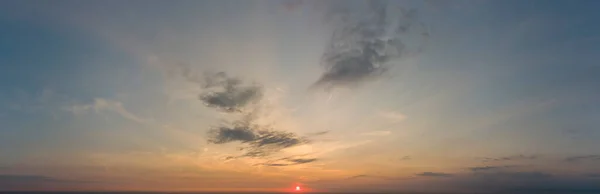 Céu laranja durante o nascer do sol. Céu bonito. — Fotografia de Stock
