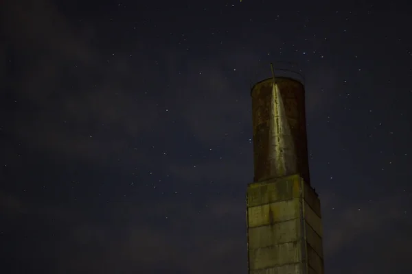 Wasserturm vor dem Hintergrund des Sternenhimmels. — Stockfoto