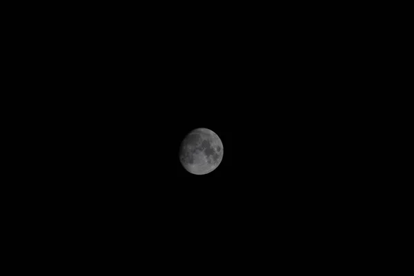 Місяць у чорному небі . — стокове фото