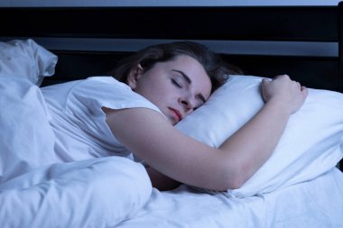 Kadın geceleri mışıl mışıl uyuyor.