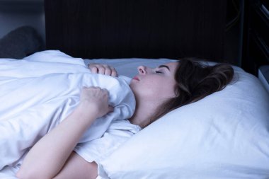 Kadın geceleri mışıl mışıl uyuyor.