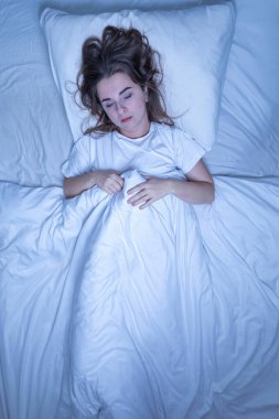 Kadın geceleri mışıl mışıl uyuyor.