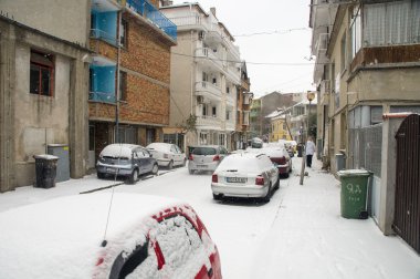 Karla kaplı Bulgaristan Ahyolu resort kasaba sokaklarında