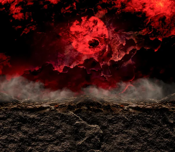 Çim ve toprak Kızıl gökyüzü karşı kesiti — Stok fotoğraf