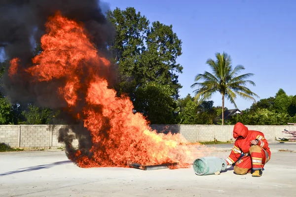 Practica ejercicios contra incendios — Foto de Stock