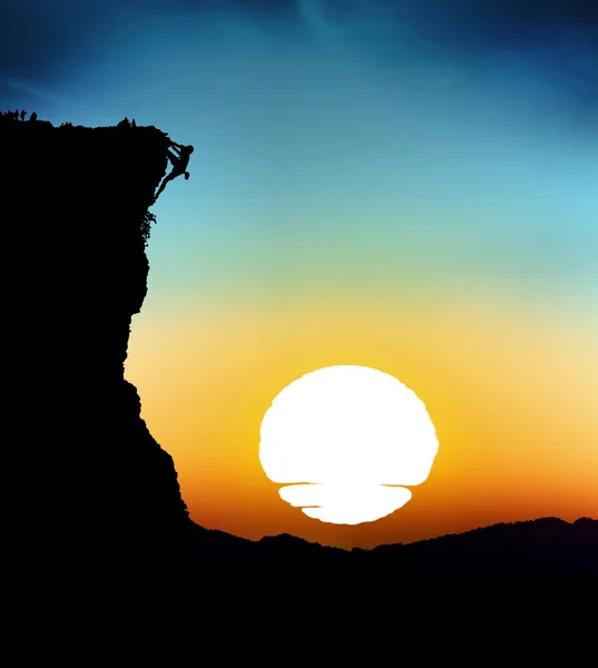 Silhouettes d'escalade avec fond de coucher de soleil — Photo