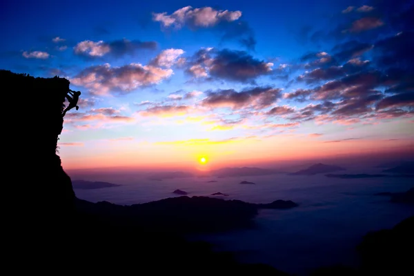 Silhouettes d'escalade avec fond de coucher de soleil — Photo