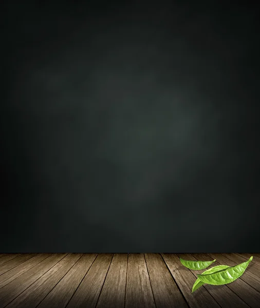 Grüntee-Blätter auf Holzboden mit Tafel-Hintergrund — Stockfoto