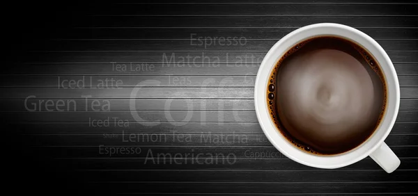 Taza de café sobre una mesa de madera negra — Foto de Stock