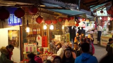 Jiufen, Tayvan - Şubat 2016: insanlar ve Chiufen eski semt pazarı alışveriş. Keelung, Tayvan yakınındaki Simgesel Yapı şehir. İlham şehir, ruh uzakta animasyon