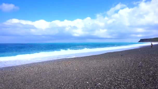 Mooi pan schot van Hd-video van de heldere blauwe oceaan en berg in Haulien, Taiwan — Stockvideo