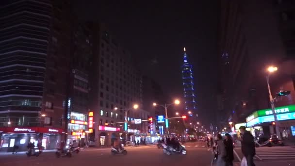 Taipei, Taiwán - Febrero 2016: Monumento de Taiwán, Taipei 101 en vista nocturna caminando desde la estación de metro hacia . — Vídeo de stock