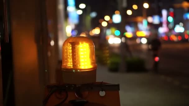 İnşaat uyarı ışığı gece saat sitesi şehir trafik için yanıp sönen arka plan bulanıklık. — Stok video