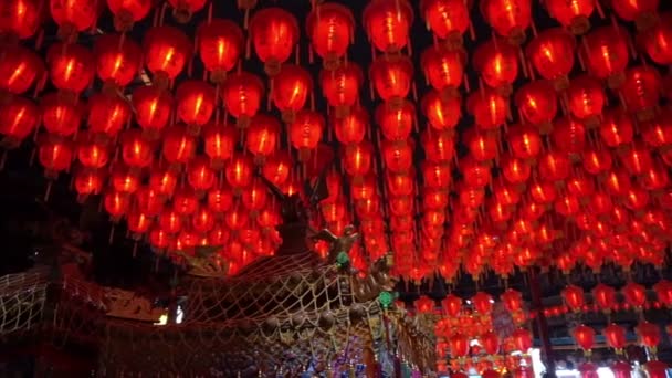 HD video z tisíce čínských červených luceren. Rozsvícení lampy k oslavám čínského nového roku. Krásná noční scénu chrámu v Tchaj-wanu