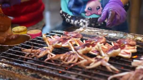 Churrasco churrasco lulas, comida de rua, Ásia mercado noturno — Vídeo de Stock