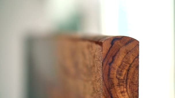 Panel de trabajo de madera de teca detalles. Máquina del uso del carpintero para hacer la curva para el oscilación de la puerta — Vídeo de stock